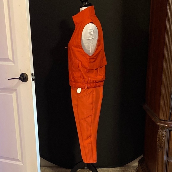 Banana Republic Activewear 7/8 Length Leggings w Vest. 2pc. NWT - Picture 2 of 16